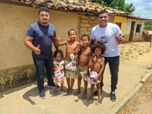 Dia das Crianças: famílias carentes de São Benedito recebem presentes e cestas básicas