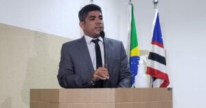 A prefeita Dinair Veloso inverte a função do Executivo, dispara o vereador Uilma Resende