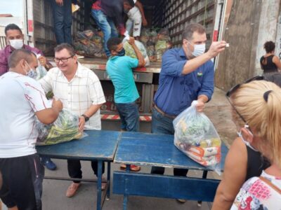 Ivaldo Rodrigues acompanha Rodrigo Lago durante entrega de cestas básicas para a população do polo Turu