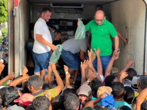 Empresário Feio e prefeito Rodrigues Neto em ação conjunta distribuem 4 mil peixes e 1,2 mil cestas básicas em Nina Rodrigues