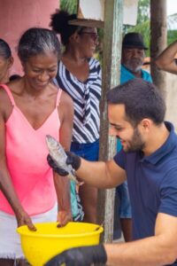 Vereador Aldir entrega 5 toneladas de peixes em bairros de São Luís