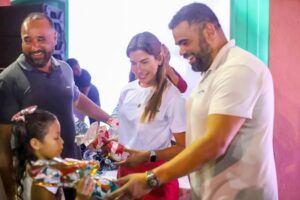 Primeira-dama Larissa Brandão e secretário Paulo Victor distribuem ovos de Páscoa para crianças no Convento das Mercês