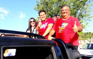 Fabiana Mendes realiza adesivaço com presença dos seus candidatos em Presidente Vargas