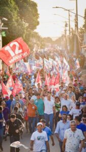 Multidão participa de caminhada com Weverton Rocha na Raposa