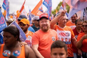 Em Dom Pedro, Othelino participa de grande caminhada em apoio à sua reeleição