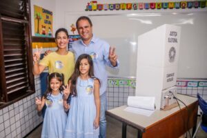 Edivaldo votou pela manhã acompanhado da esposa