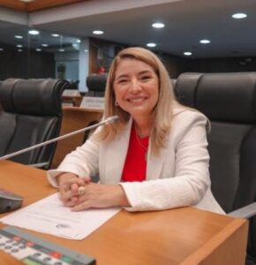 Iracema Vale coloca nome á disposição para à presidência da Assembleia Legislativa