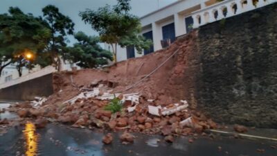 Chuva derruba muro da subida da Praça Pedro II, próximo do Palácio dos Leões