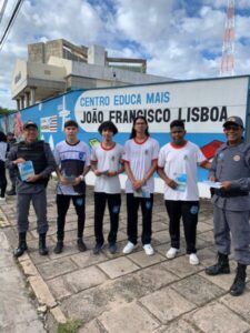 1°BATALHÃO ESCOLAR DA POLÍCIA MILITAR REALIZA BLITZ EDUCATIVA EM COMEMORAÇÃO AOS 5 ANOS DE EXISTÊNCIA