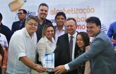 Tratorzão recebe prêmio ‘Selo de Bronze Prefeito da Educação’
