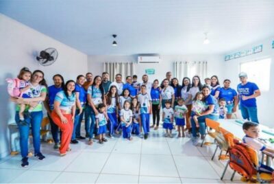 Prefeito Fernando Pessoa entrega livros didáticos adquiridos com recursos do próprio município