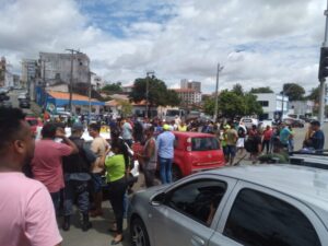 Trabalhadores protestam em frente ao Palácio dos Leões