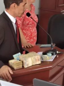 Escândalo Político em Cândido Mendes: Prefeito e Vereador Envolvidos em Acusações de Suborno com Cena Inusitada de Dinheiro Sendo Jogado ao Ar