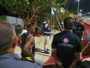 Barracas clandestinas são retiradas da orla da Litorânea durante operação do MP