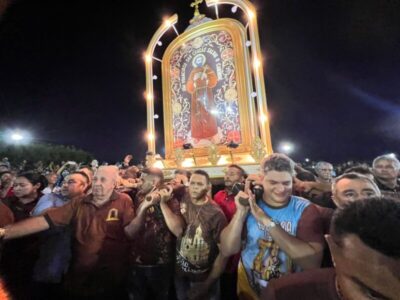 Deputado estadual Francisco Nagib comemora seu aniversário com romeiros, em Canindé