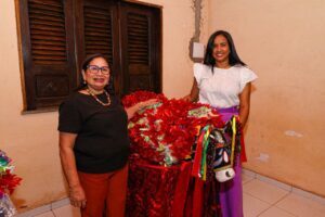 MANTENDO À TRADIÇÃO: Prefeita Paula Azevedo prestigia tradicional morte do bumba boi de Iguaíba