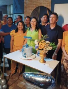 Uma multidão realiza festa surpresa para comemorar os 57 anos do prefeito Zezão