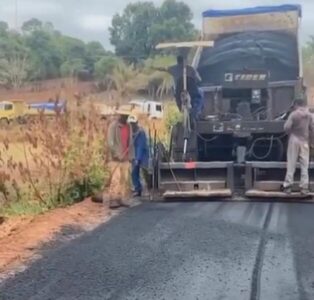 Fernando Pessoa asfalta estrada do Arroz e faz em menos de 3 anos o que o Tema não fez em 20 anos de Prefeitura.