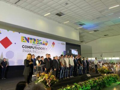 Ministro Juscelino Filho entrega computadores pelo programa do inclusão do Governo Federal para Escolas de Tuntum