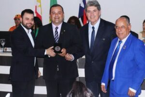 Com serviços reconhecidos em Trizidela do Vale, ex deputado Vinicius Louro é homenageado com a maior comenda da Câmara de Vereadores