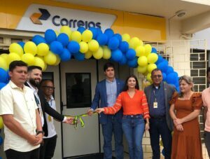 Satubinha comemora a reinauguração dos Correios, com a presença da líder política Dulce Maciel e demais autoridades.