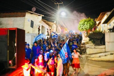Um mar de gente acompanha Fernando no Campo Velho e leva ele até o Mil Reis