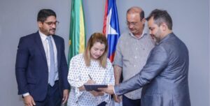 Iracema Vale assina termo de implantação do programa ‘Papel Zero’ na Assembleia Legislativa.