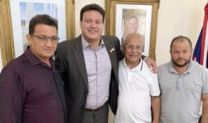 Prefeito Zequinha ribeiro, acompanhado do vice prefeito e secretário em busca de benefício para Apicum-Açu