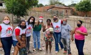 Projeto idealizado pela vereadora Cynthia Lucena distribui cestas básicas em Caxias
