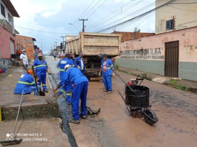 A pedido do vereador Marquinhos, Prefeitura realiza tapa buracos na Vila Luizão