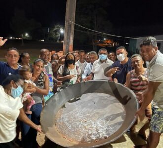 Diegão da Madeireira e Thayá entregam forno de farinha para comunidade