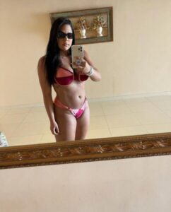 São João Batista: Lipada e com celular de 15 mil Filha de Mecinho, ostenta nas redes sociais