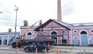 Prefeitura de Caxias inicia montagem da Casa do Papai Noel para o Natal Iluminado