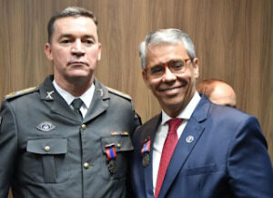 Coronel Paulo Fernando comandante-geral da Polícia Militar recebe Medalha de Mérito de Segurança Institucional do TJMA