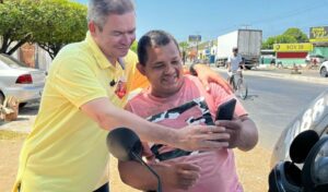 Rafael visita comércio na Avenida Presidente Médici e é aclamado pela população