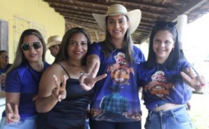 Pré candidata a Prefeita Thaymara Amorim participar da cavalgada na Quadra B5 em Nova Olinda