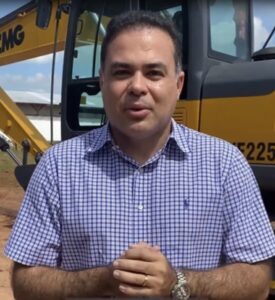 Pedido do Vice- prefeito Joaozinho Pavão, deputada Roseana Sarney destina escavadeira hidráulica para Santa Helena
