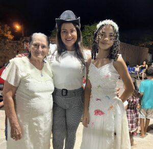 Vereadora Nildinha Teles Prestigiando o Arraia junto com a população de chapadinha.
