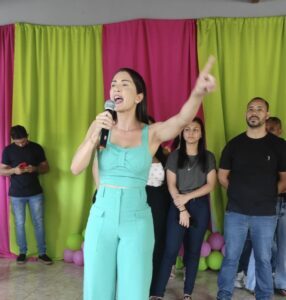 Cibelle Napoleão abre as portas de sua casa para ouvir à população