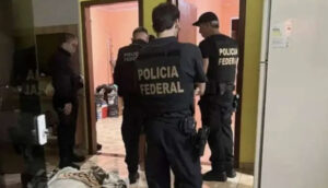 Mãe é presa suspeita de produzir e vender fotos íntimas da própria filha de 9 anos