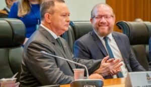A amnésia e a “cuspida no prato” do deputado Othelino Neto