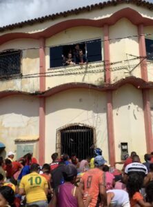 VÍDEO: Vereador inventa história mirabolante, exibe R$ 300 mil na tribuna da Câmara e joga cinco mil reais pela janela