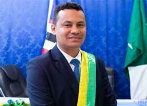 Prefeito que sofreu sequestro relâmpago agora é preso por porte ilegal de arma