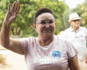 Professores de Nova Olinda protestam e prefeita é vaiada em evento