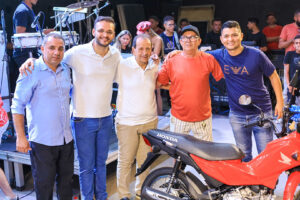 Prefeito Felipe dos Pneus celebra o dia Dia dos Pais com festa e muitos presentes em Santa Inês