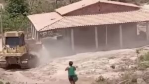 Homem cuja casa foi demolida em Zé Doca após construir em aterro sanitário é foragido da justiça por tentar matar o próprio pai e o irmão