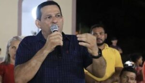VÍDEO: Prefeito Fernando Cutrim dança e rodopia em terreiro ao lado de pais e mães de santo incorporados de entidades
