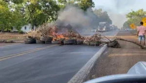 Manifestação interdita trecho da BR-135, na região de Itapecuru-Mirim