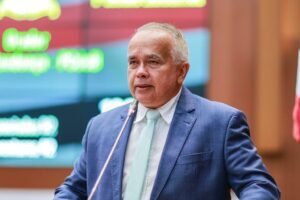 Deputado Júlio Mendonça cobra melhorias em atendimento bancário em Viana
