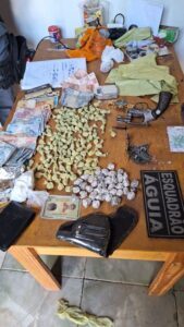 Operação da Polícia Militar resulta em prisões e apreensões de dinheiro, arma e drogas em Peritoró